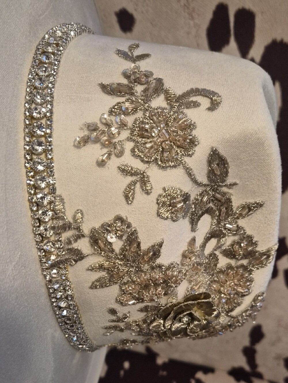 🩶Upscale Cream Hat with Metallic Floral Trim And Rhinestone Band🩶 - Picture 8 of 11